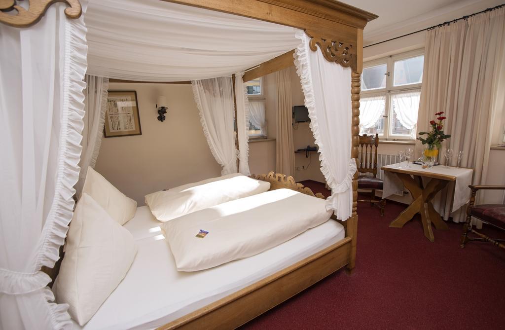 Hotel Eisenkrug Dinkelsbuhl Bagian luar foto