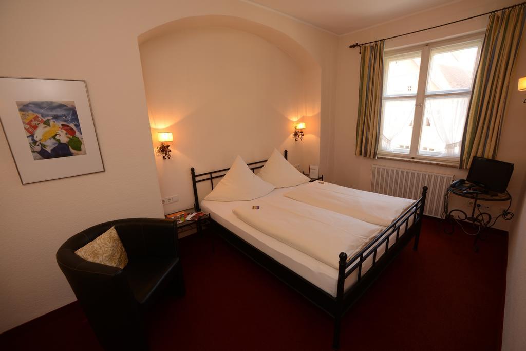 Hotel Eisenkrug Dinkelsbuhl Bagian luar foto